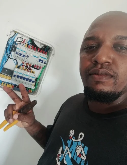 Eletricista na ilha do governador trabalhando